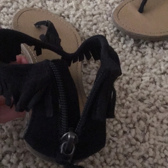 Black sandals. - Picture 3 of 3